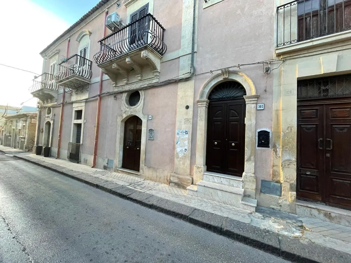 Casa Vacanza La Casa Di Max Villa Noto 0*,  Italia